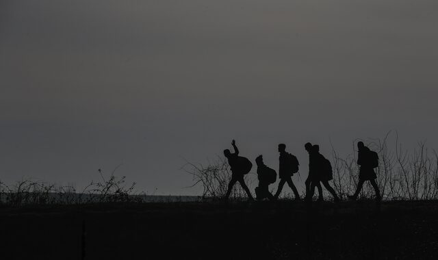 Τεράστιες πιέσεις στα ελληνικά σύνορα – Η Τουρκία δείχνει στους πρόσφυγες τα περάσματα