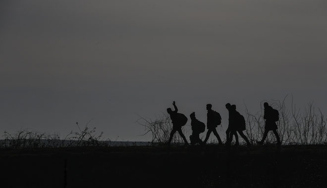 Τεράστιες πιέσεις στα ελληνικά σύνορα – Η Τουρκία δείχνει στους πρόσφυγες τα περάσματα