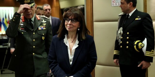 Επίσκεψη Σακελλαροπούλου στο υπ. Εθνικής Άμυνας και συνομιλία με γυναίκα ανθυπολοχαγό