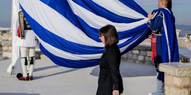 Σακελλαροπούλου: Η Πρόεδρος της Δημοκρατίας στην έπαρση της σημαίας