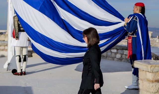 Σακελλαροπούλου: Η Πρόεδρος της Δημοκρατίας στην έπαρση της σημαίας