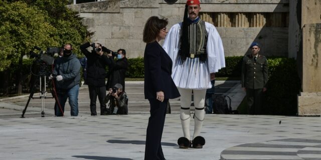 25η Μαρτίου: Λιτός ο εορτασμός – Πέταξαν μαχητικά πάνω από την Αθήνα
