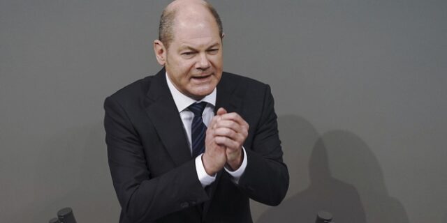 Σολτς για φον Ντερ Λάιεν: “Τα κάνατε σκ…α με τα εμβόλια”