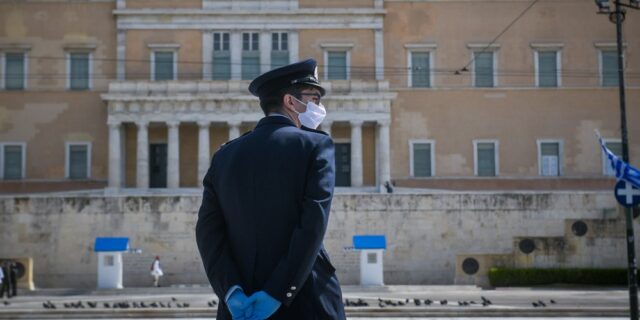 Κορονοϊός: Γιατί θα ήταν επικίνδυνη η βιαστική άρση των έκτακτων μέτρων