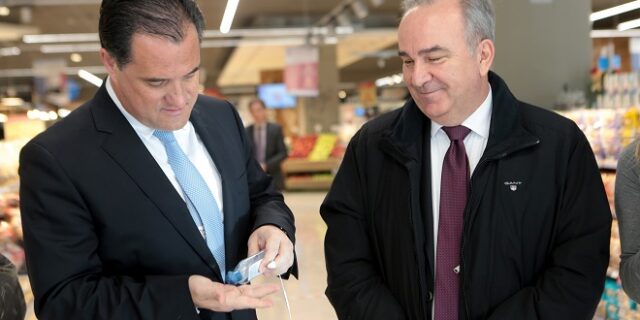 Άδωνις Γεωργιάδης: Καθαρίζει το ακουστικό με αντισηπτικό πριν το βάλει στο αυτί του