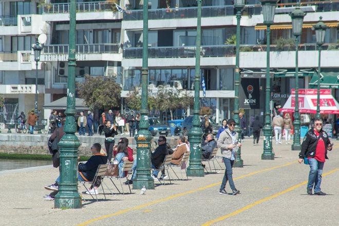 Κορονοϊός-Θεσσαλονίκη: Γεμάτη κόσμο η παραλία παρά τα αυστηρά μέτρα