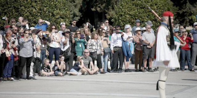 Κορονοϊός: Αδιανόητο – Συνωστισμός στο Σύνταγμα για την αλλαγή της φρουράς