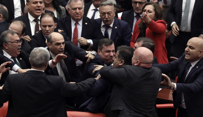 Τουρκία: Θερμό επεισόδιο στη Βουλή – Πιάστηκαν στα χέρια για χάρη του Ερντογάν