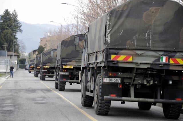 Κορονοϊός-Ιταλία: Στο Μπέργκαμο η μακάβρια πομπή των στρατιωτικών φορτηγών