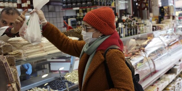 Ο Ερντογάν απειλεί με κατάσχεση εργοστασίων που παράγουν μάσκες