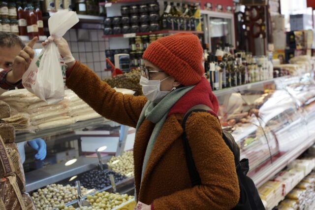 Ο Ερντογάν απειλεί με κατάσχεση εργοστασίων που παράγουν μάσκες