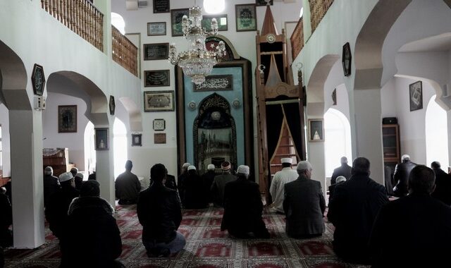 Συλλήψεις παραβατών των μέτρων για τον κορονοϊό σε άτυπο τζαμί στου Ζωγράφου