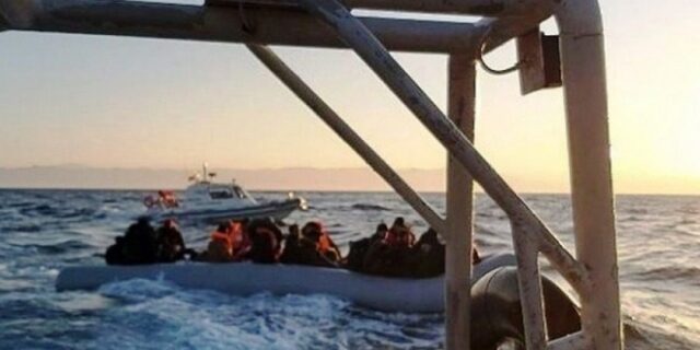 Προσφυγικό: Τουρκική ακταιωρός συνοδεύει βάρκα με κατεύθυνση τη Λέσβο
