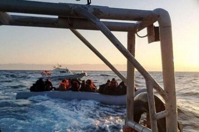 Προσφυγικό: Τουρκική ακταιωρός συνοδεύει βάρκα με κατεύθυνση τη Λέσβο