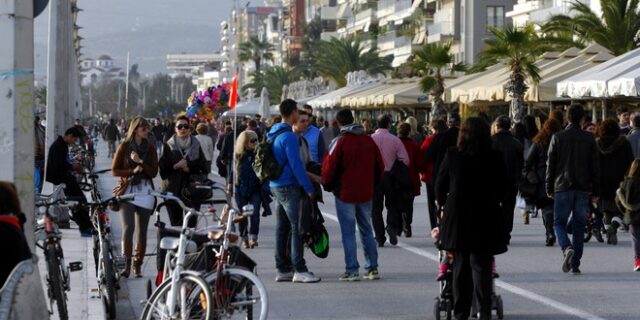 Κορονοϊός: “Πλημμύρισε” από κόσμο η παραλία του Βόλου