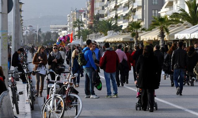 Κορονοϊός: “Πλημμύρισε” από κόσμο η παραλία του Βόλου