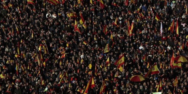 Ισπανία: Με κορονοϊό ακροδεξιός βουλευτής που φίλησε πολλούς οπαδούς του