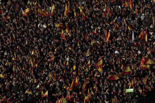 Ισπανία: Με κορονοϊό ακροδεξιός βουλευτής που φίλησε πολλούς οπαδούς του
