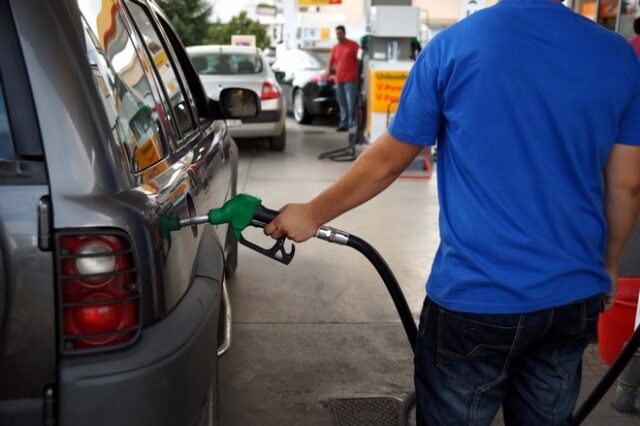 “Καίνε” τους καταναλωτές τα ακριβά καύσιμα ενόψει διακοπών