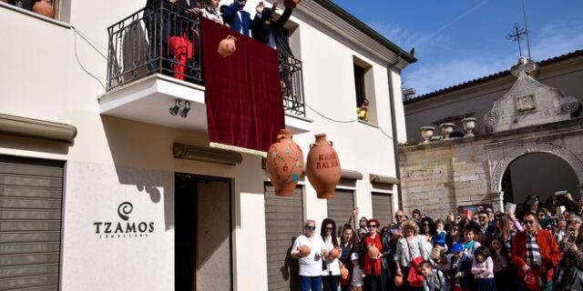 Κέρκυρα: Έπεσαν οι “μπότηδες” για τον εξορκισμό του νησιού