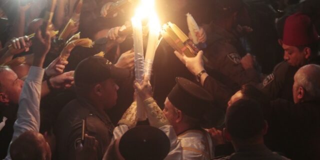 Άγιο Φως: ‘Εγινε η τελετή αφής στα Ιεροσόλυμα – Φτάνει στην Αθήνα το απόγευμα