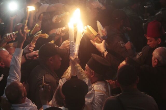 Άγιο Φως: ‘Εγινε η τελετή αφής στα Ιεροσόλυμα – Φτάνει στην Αθήνα το απόγευμα