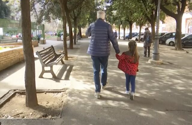 Κορονοϊός – Ελβετία: Τα παιδιά μπορούν να αγκαλιάζουν τους παππούδες τους