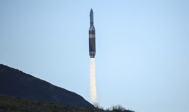 Ιράν: Εκτόξευσε με επιτυχία τον πρώτο του στρατιωτικό δορυφόρο