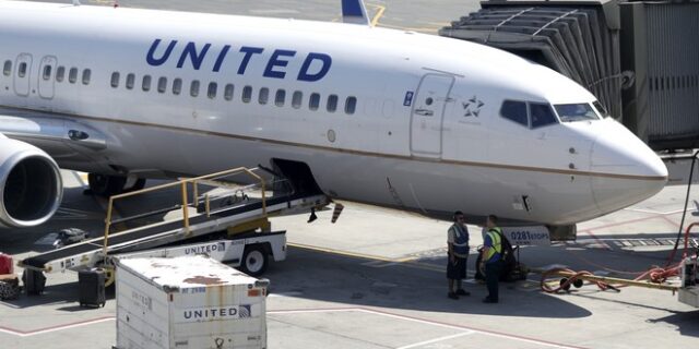 United Airlines: Σε αναστολή το μισό προσωπικό