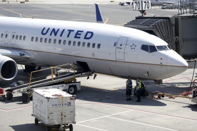 United Airlines: Σε αναστολή το μισό προσωπικό