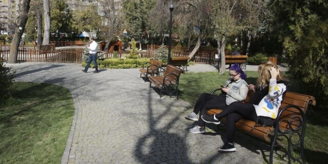 Τουρκία: Ο Ερντογάν προτιμά την οικονομία από την απαγόρευση κυκλοφορίας