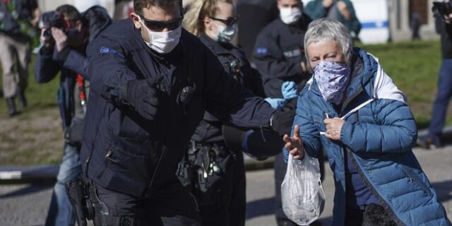 Κορονοϊός – Γερμανία: Επεισόδια κατά την επιβολή περιοριστικών μέτρων