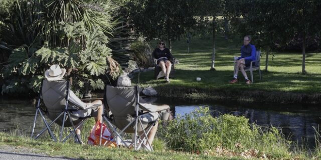 Ο υπουργός υγείας της Νέας Ζηλανδίας έσπασε την καραντίνα για μια βόλτα στην παραλία