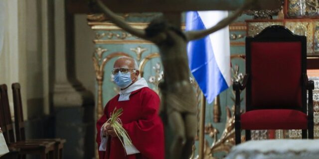 Κορονοϊός-Πολωνία: Ιερέας εξομολογεί τους πιστούς στο  πάρκινγκ της εκκλησίας