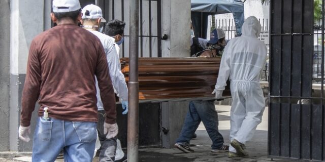 Κρατούμενοι σε φυλακές του Ισημερινού φτιάχνουν φέρετρα για τα θύματα του κορονοϊού
