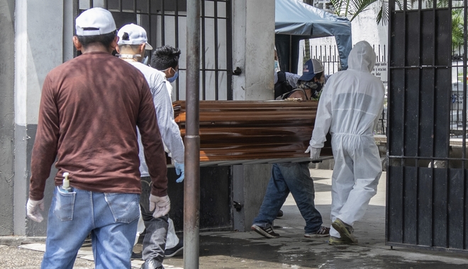 Κρατούμενοι σε φυλακές του Ισημερινού φτιάχνουν φέρετρα για τα θύματα του κορονοϊού