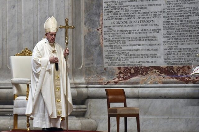 Κορονοϊός: Ο πάπας Φραγκίσκος αποκάλεσε ”αγίους” γιατρούς και νοσηλευτές