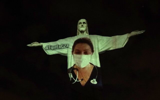 Βραζιλία: Το Άγαλμα του Χριστού φωτίστηκε με πορτραίτα υγειονομικών