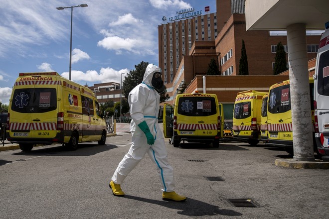 Ισπανία: Φόρος τιμής στις ΜΕΘ που δίνουν μάχη με τον κορονοϊό