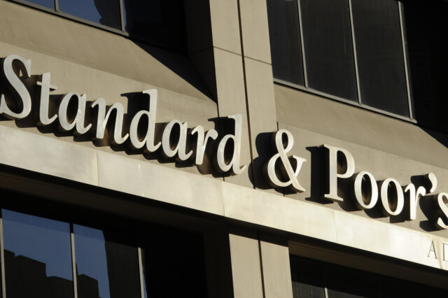 Standard & Poor’s: Σταθερή στο BB- διατηρεί την αξιολόγηση για την Ελλάδα