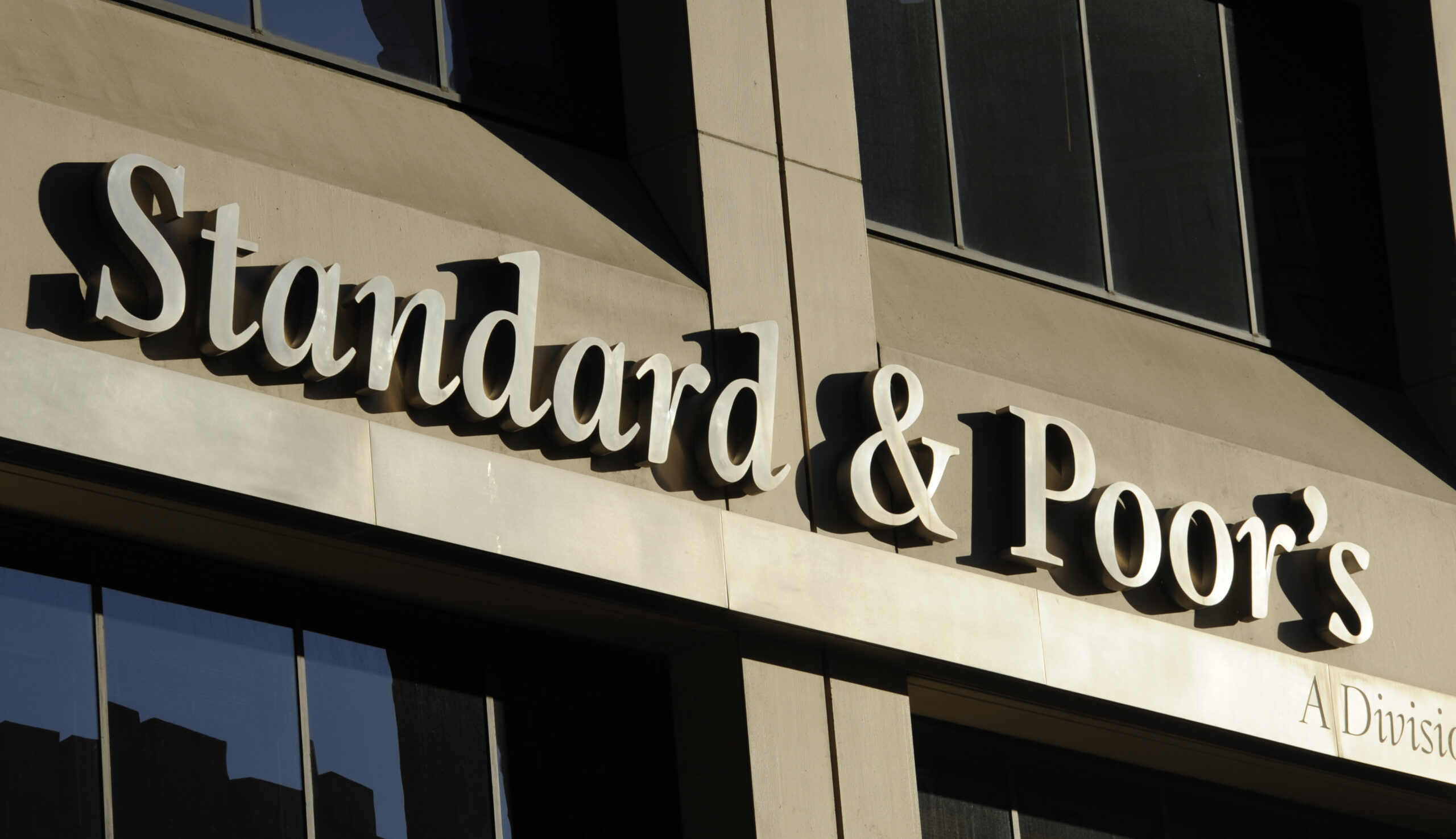 Standard & Poor’s: Σταθερή στο BB- διατηρεί την αξιολόγηση για την Ελλάδα