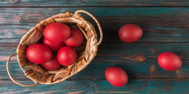 Πόσο αντέχουν τα βραστά κόκκινα αυγά στο ψυγείο;