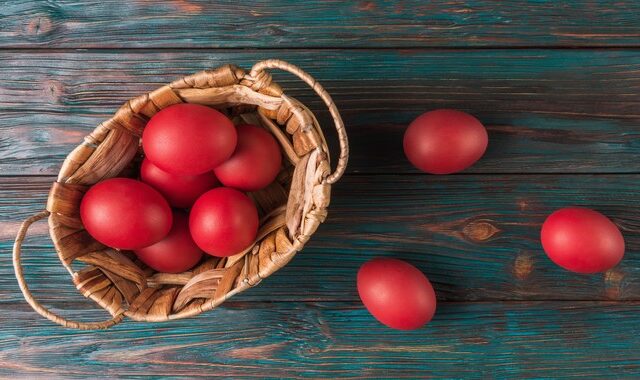 Πόσο αντέχουν τα βραστά κόκκινα αυγά στο ψυγείο;