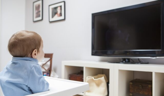 Κίνδυνος για εμφάνιση συμπτωμάτων αυτισμού σε μωρά που κάθονται μπροστά σε οθόνες