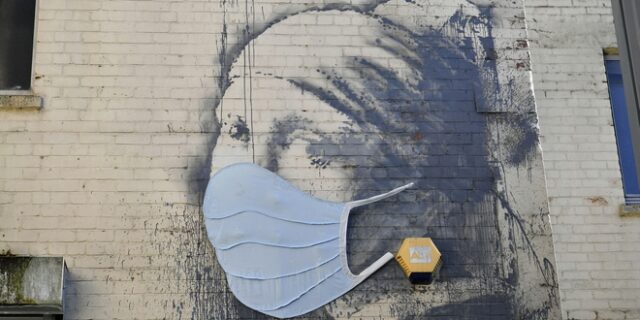 Βρετανία: Διάσημο γκράφιτι του Banksy “φόρεσε” μάσκα