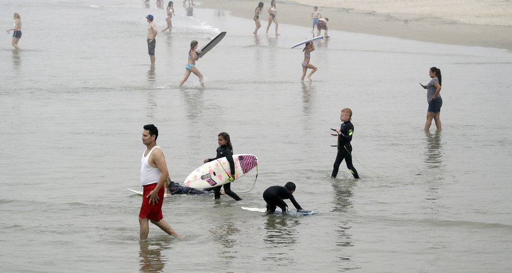 Βήματα πίσω στην Καλιφόρνια μετά τον συνωστισμό στις παραλίες