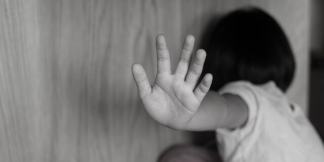 Η αθέατη βία εναντίον των παιδιών στα σπίτια του κορονοϊού