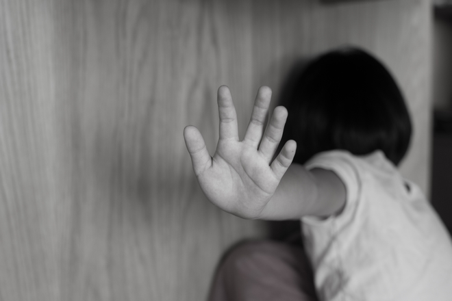 Η αθέατη βία εναντίον των παιδιών στα σπίτια του κορονοϊού