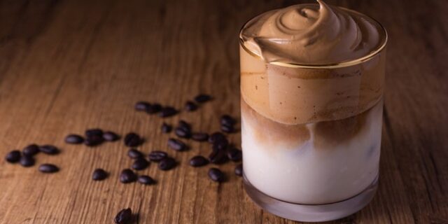 Dalgona coffee: Πώς θα φτιάξεις τον “επίσημο καφέ” της καραντίνας