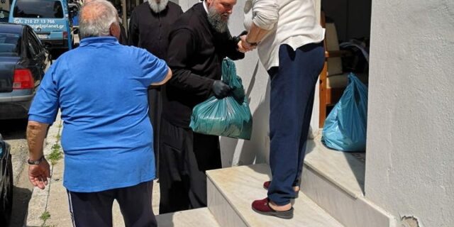 Ο Μητροπολίτης Ν. Ιωνίας κ. Γαβριήλ μοίρασε κατ’ οίκον “Δέματα Αγάπης”